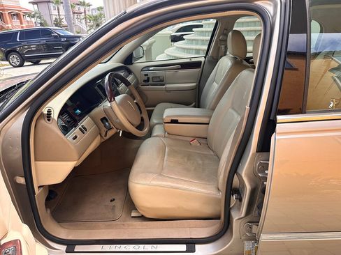 Used 2007 Lincoln Town Car Signature Limited RWD image 22