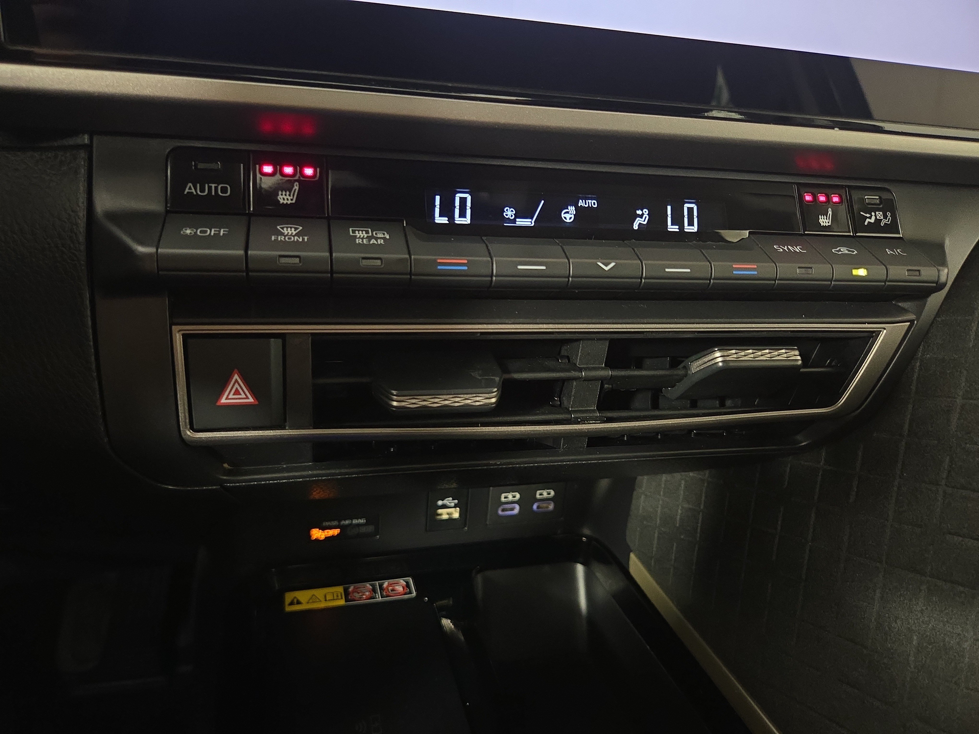 Used 2025 Toyota Camry XLE FWD image 25