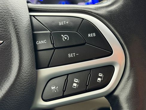 Used 2021 Chrysler Pacifica Touring-L image 24