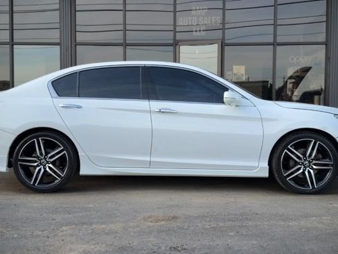 Used 2016 Honda Accord Touring image 2