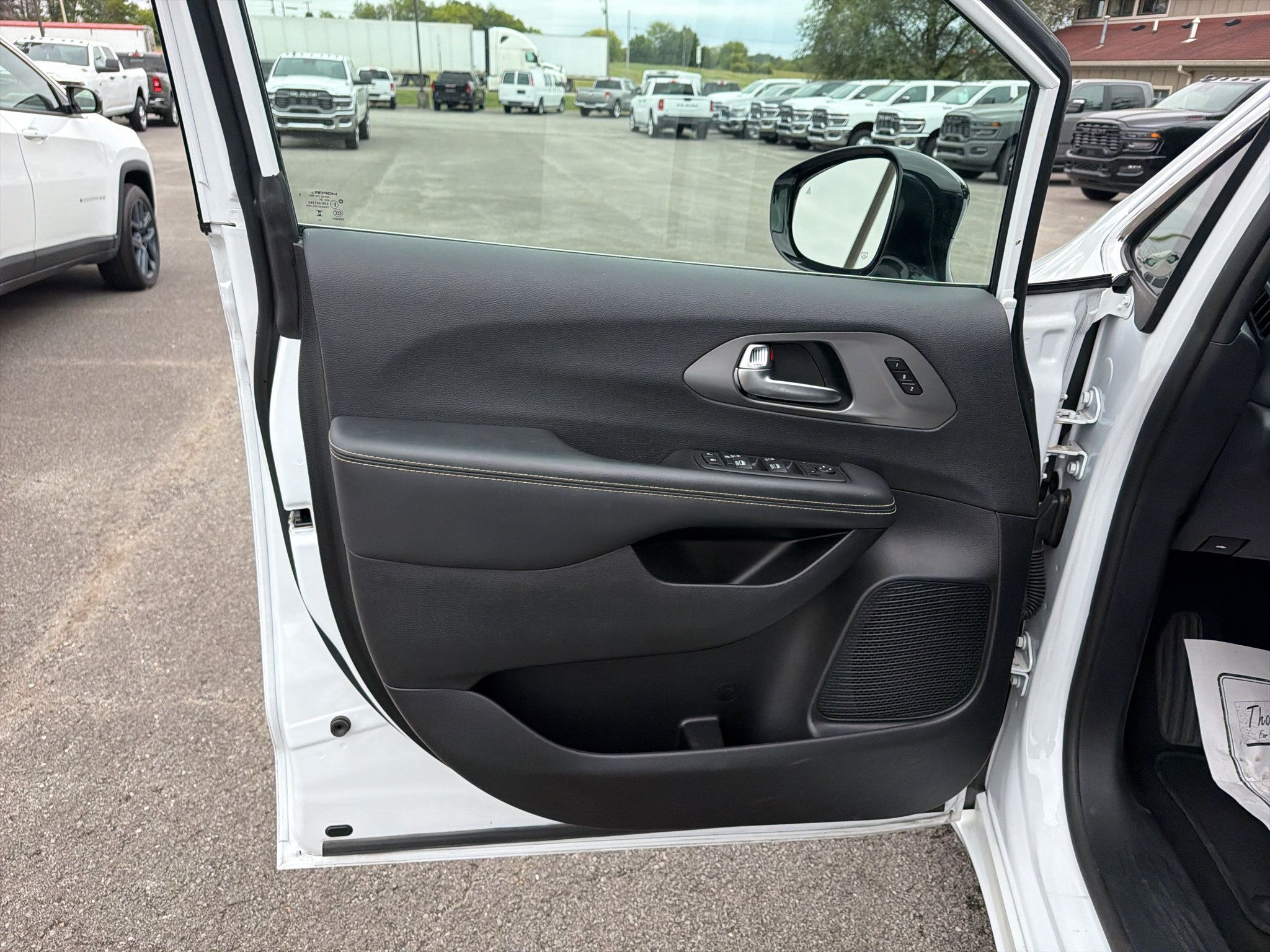 Used 2025 Chrysler Pacifica Select FWD image 9