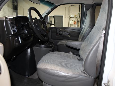 Used 2005 Chevrolet Express 3500 Extended Passenger w/ LS Preferred Equipment Group RWD image 9