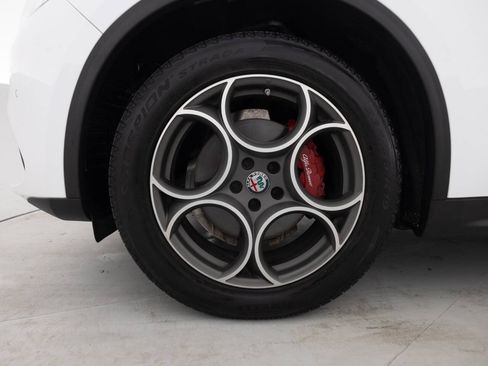 Used 2018 Alfa Romeo Stelvio Sport w/ Quick Order Package 22J Sport AWD/4WD image 17