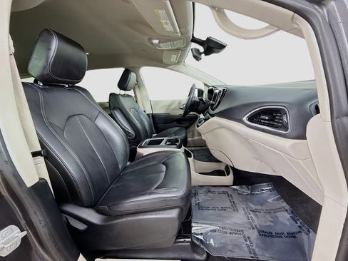 Used 2023 Chrysler Pacifica Touring-L image 30