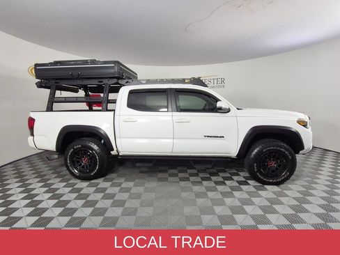 Used 2018 Toyota Tacoma TRD Off-Road w/ Technology Package AWD/4WD image 3