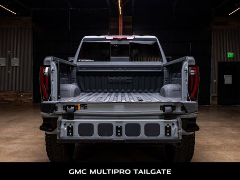 Used 2025 GMC Sierra 2500 AT4 w/ Technology Package image 9