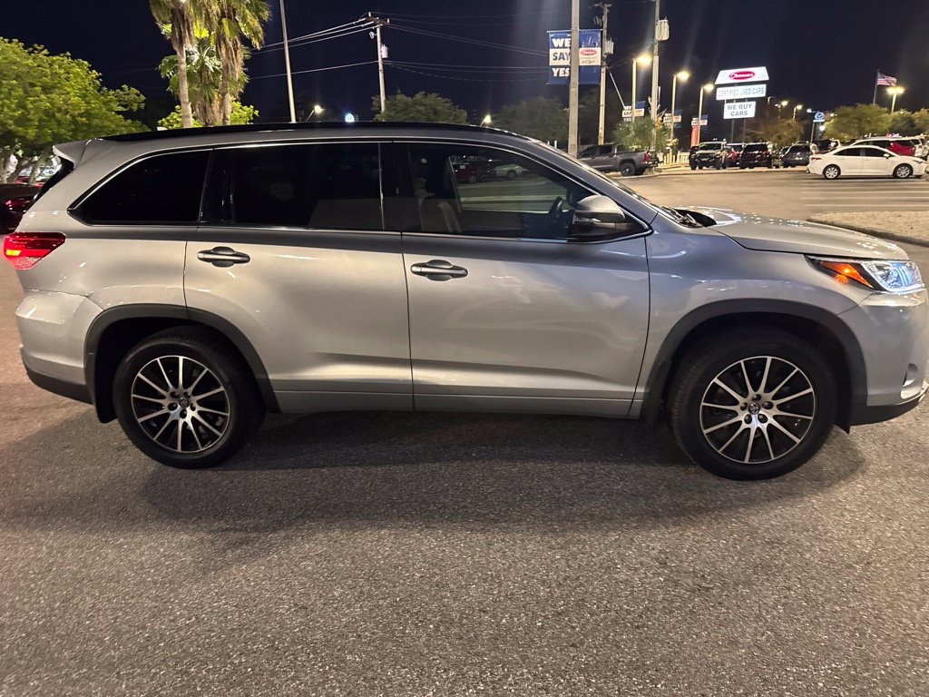 Used 2018 Toyota Highlander SE AWD/4WD image 4