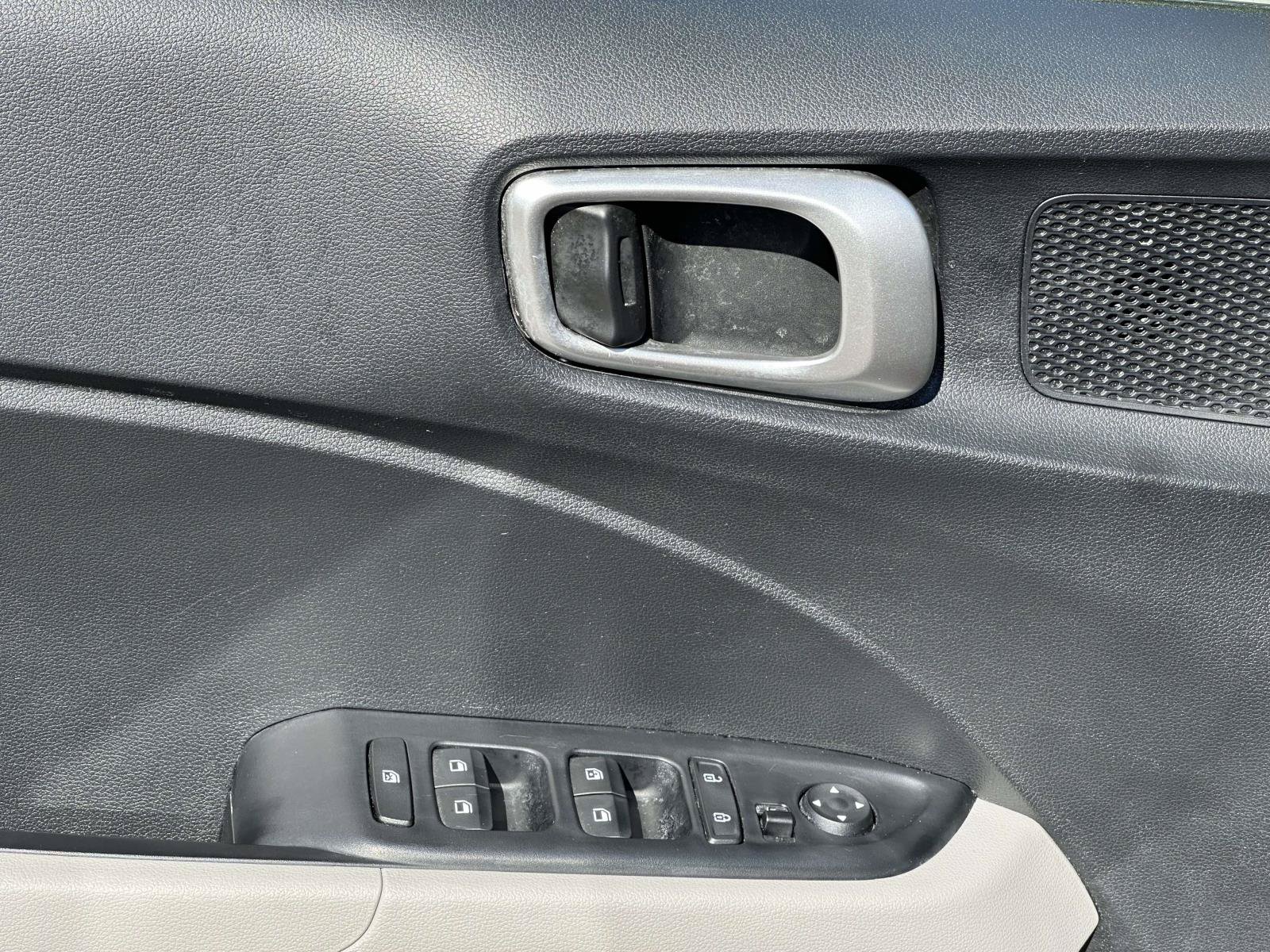 Used 2025 Hyundai Venue SEL FWD image 24