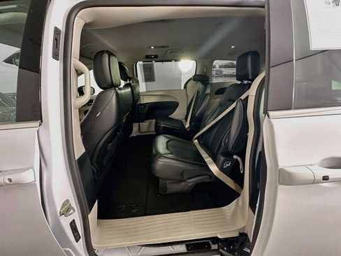 Used 2024 Chrysler Pacifica Touring-L FWD image 26