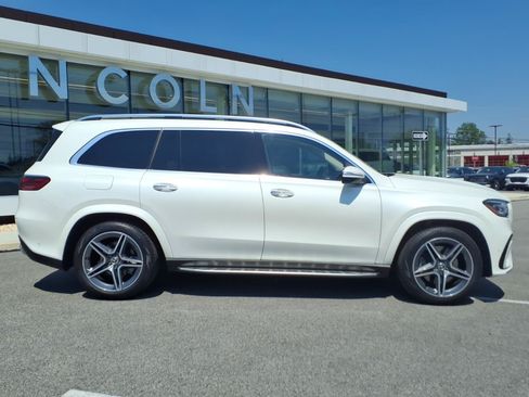 Used 2024 Mercedes-Benz GLS 450 4MATIC image 3