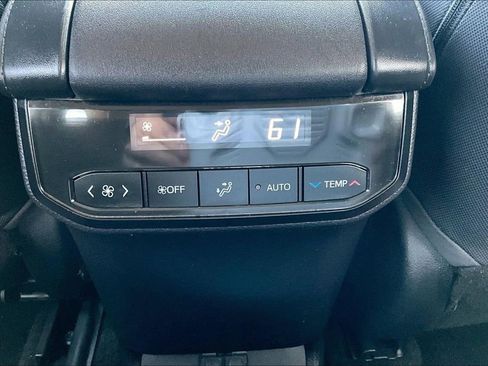 Used 2023 Toyota Highlander LE FWD image 11