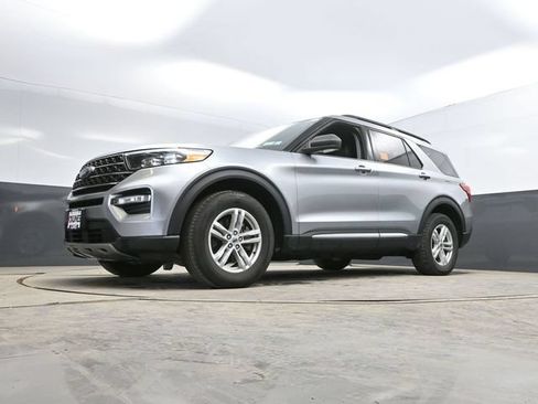 Used 2024 Ford Explorer XLT w/ Equipment Group 202A AWD/4WD image 48