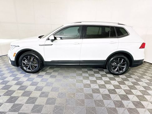 Used 2022 Volkswagen Tiguan SE w/ Panoramic Sunroof Package FWD image 6