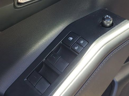 Used 2022 Toyota Highlander XLE AWD/4WD image 23