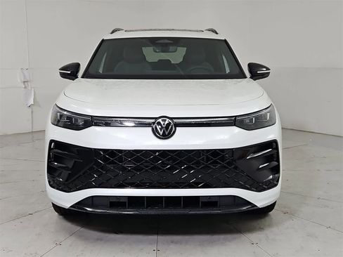New 2025 Volkswagen Tiguan SE R-Line image 9
