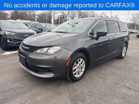 Used 2023 Chrysler Voyager LX image 2