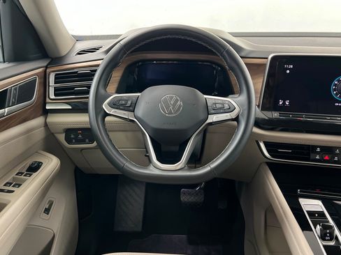 Used 2025 Volkswagen Atlas SE AWD/4WD image 13