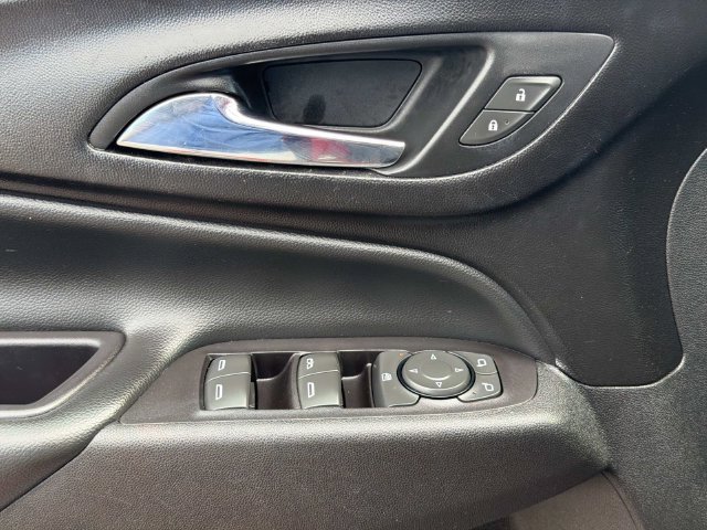 Used 2018 Chevrolet Equinox LT FWD image 25