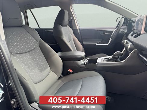 Used 2025 Toyota RAV4 XLE FWD image 27
