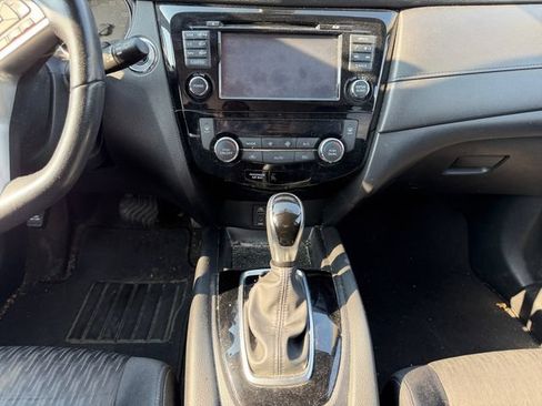 Used 2017 Nissan Rogue SV w/ SV Premium Package AWD/4WD image 11