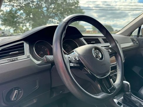 Used 2019 Volkswagen Tiguan SE w/ Panoramic Sunroof Package image 18