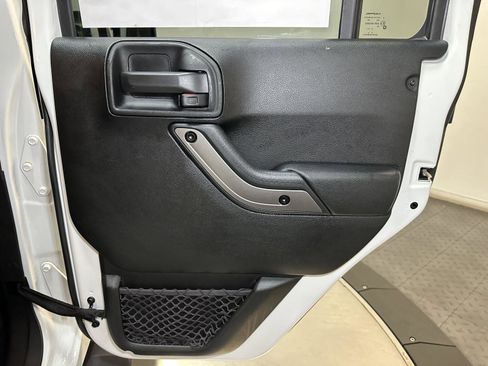 Used 2018 Jeep Wrangler Unlimited Sahara AWD/4WD image 34