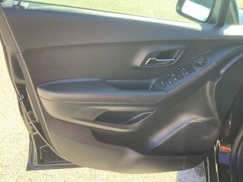 Used 2020 Chevrolet Trax LT w/ LT Convenience Package image 19