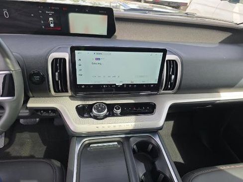 Used 2025 Ford Expedition Active image 11