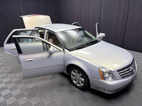Used 2007 Cadillac DTS w/ Trunk Convenience Package FWD image 21