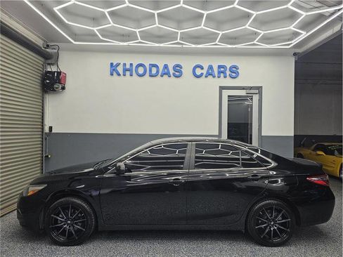 Used 2017 Toyota Camry XSE image 1