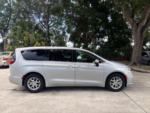 Used 2023 Chrysler Pacifica Touring-L FWD image 6