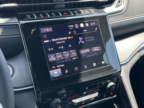 Used 2024 Jeep Grand Cherokee Laredo w/ Luxury Tech Group I AWD/4WD image 24