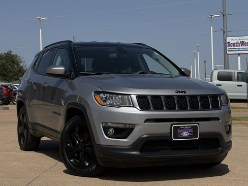 Used 2019 Jeep Compass Latitude FWD image 2
