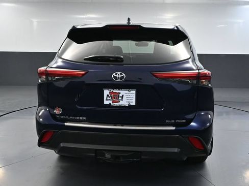 Used 2022 Toyota Highlander XLE AWD/4WD image 6