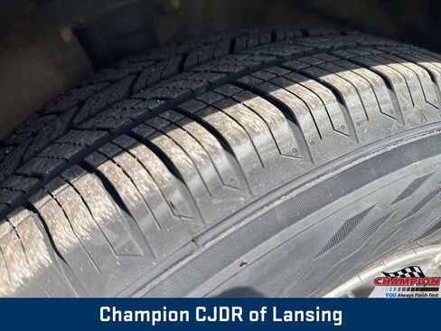 Used 2023 Chrysler Pacifica Touring-L FWD image 11