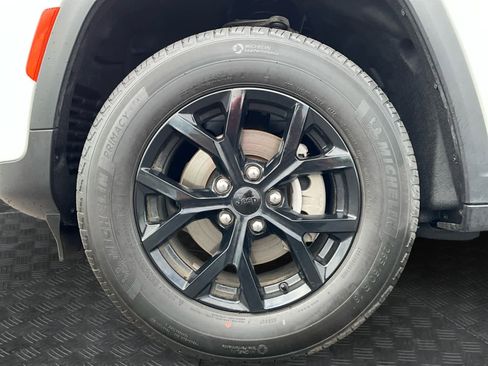 Used 2025 Jeep Grand Cherokee Altitude image 15