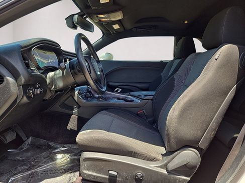 Used 2016 Dodge Challenger SXT RWD image 18