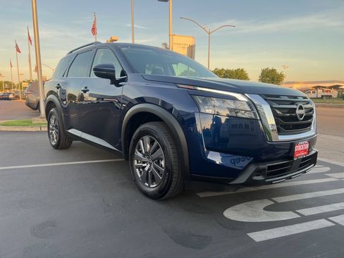 Used 2025 Nissan Pathfinder SV AWD/4WD image 8