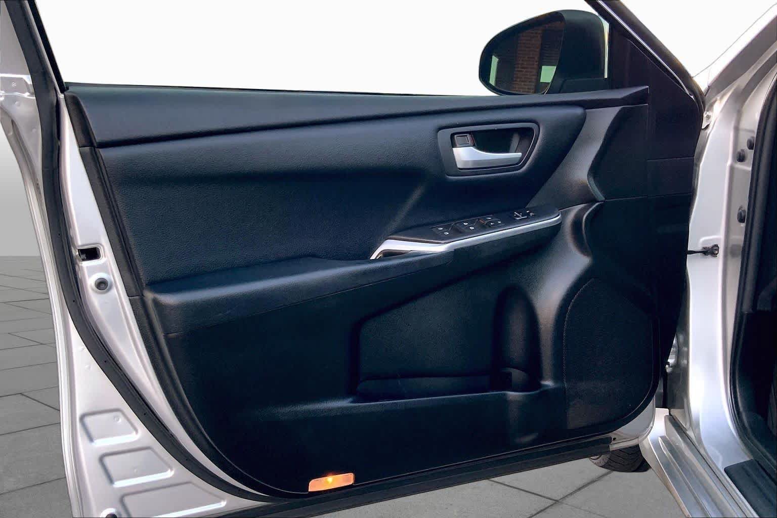 Used 2016 Toyota Camry SE FWD image 22