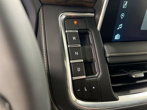 Used 2023 Chevrolet Tahoe Premier AWD/4WD image 17