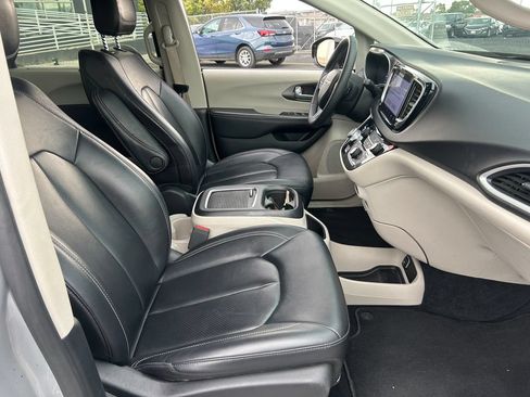 Used 2024 Chrysler Pacifica Touring-L FWD image 34