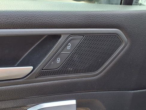 Used 2021 Volkswagen Tiguan SE image 12