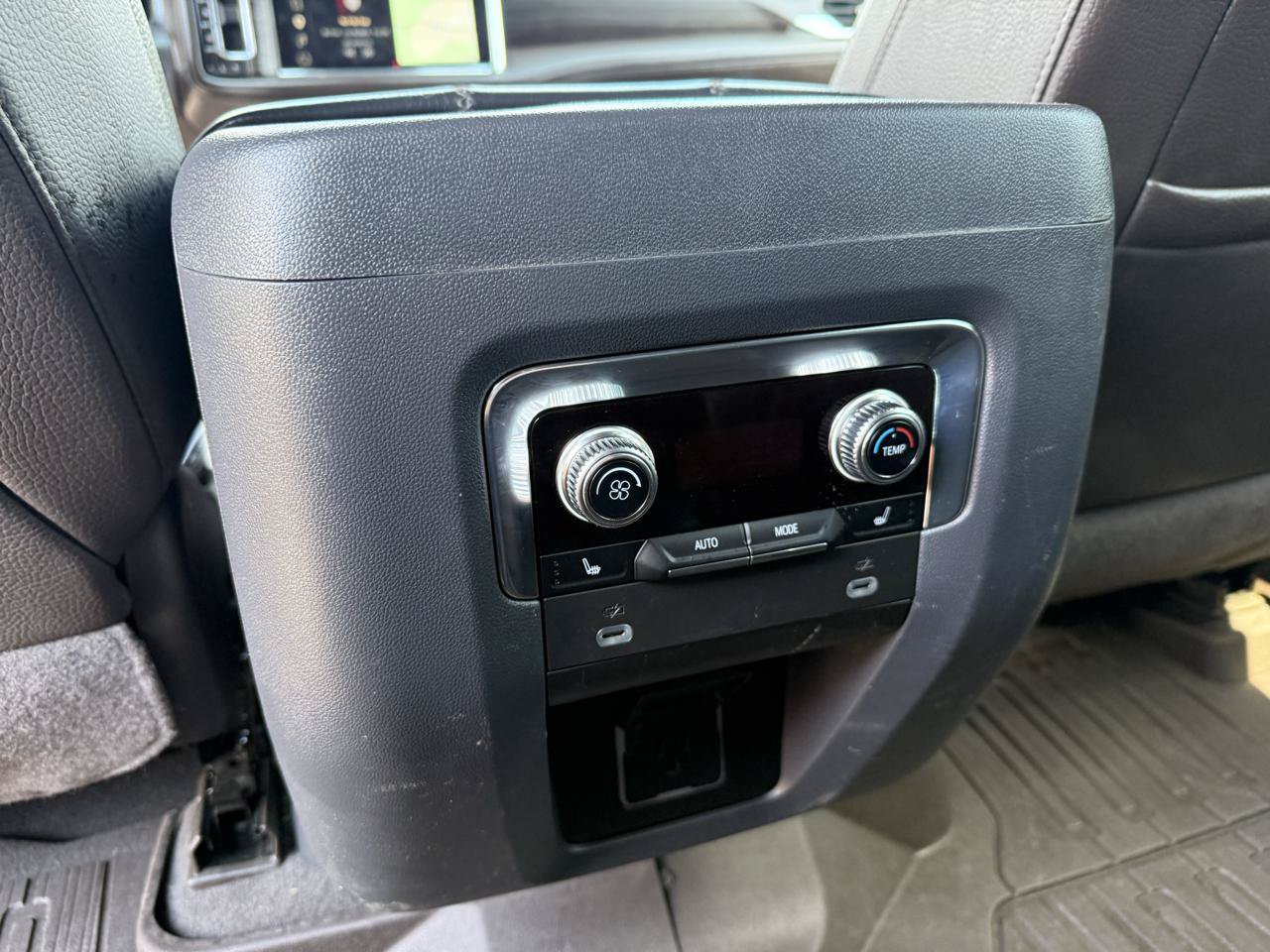 Used 2023 GMC Yukon XL Denali AWD/4WD image 16