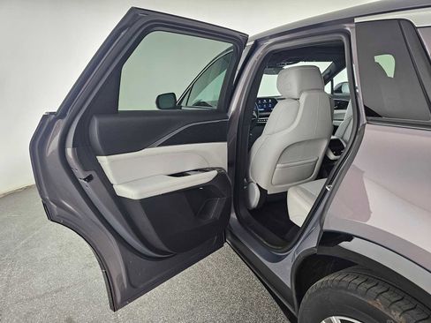 Used 2025 Cadillac Lyriq Luxury AWD/4WD image 15