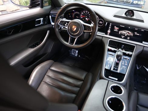 Used 2018 Porsche Panamera 4 image 24