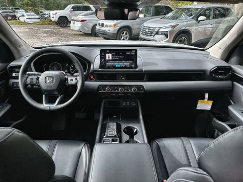 New 2025 Honda Pilot Touring image 9
