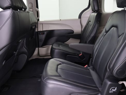Used 2024 Chrysler Pacifica Touring-L FWD image 36
