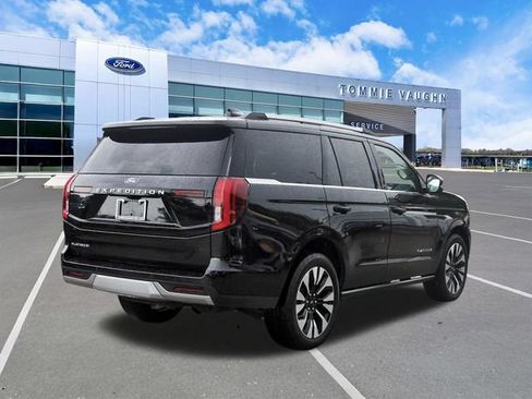 Certified 2025 Ford Expedition Platinum w/ Driver's Package AWD/4WD image 4