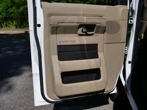 Used 2014 Ford E-350 and Econoline 350 XLT RWD image 19