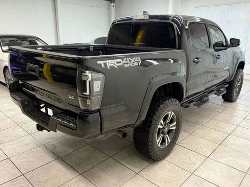 Used 2018 Toyota Tacoma TRD Sport AWD/4WD image 9